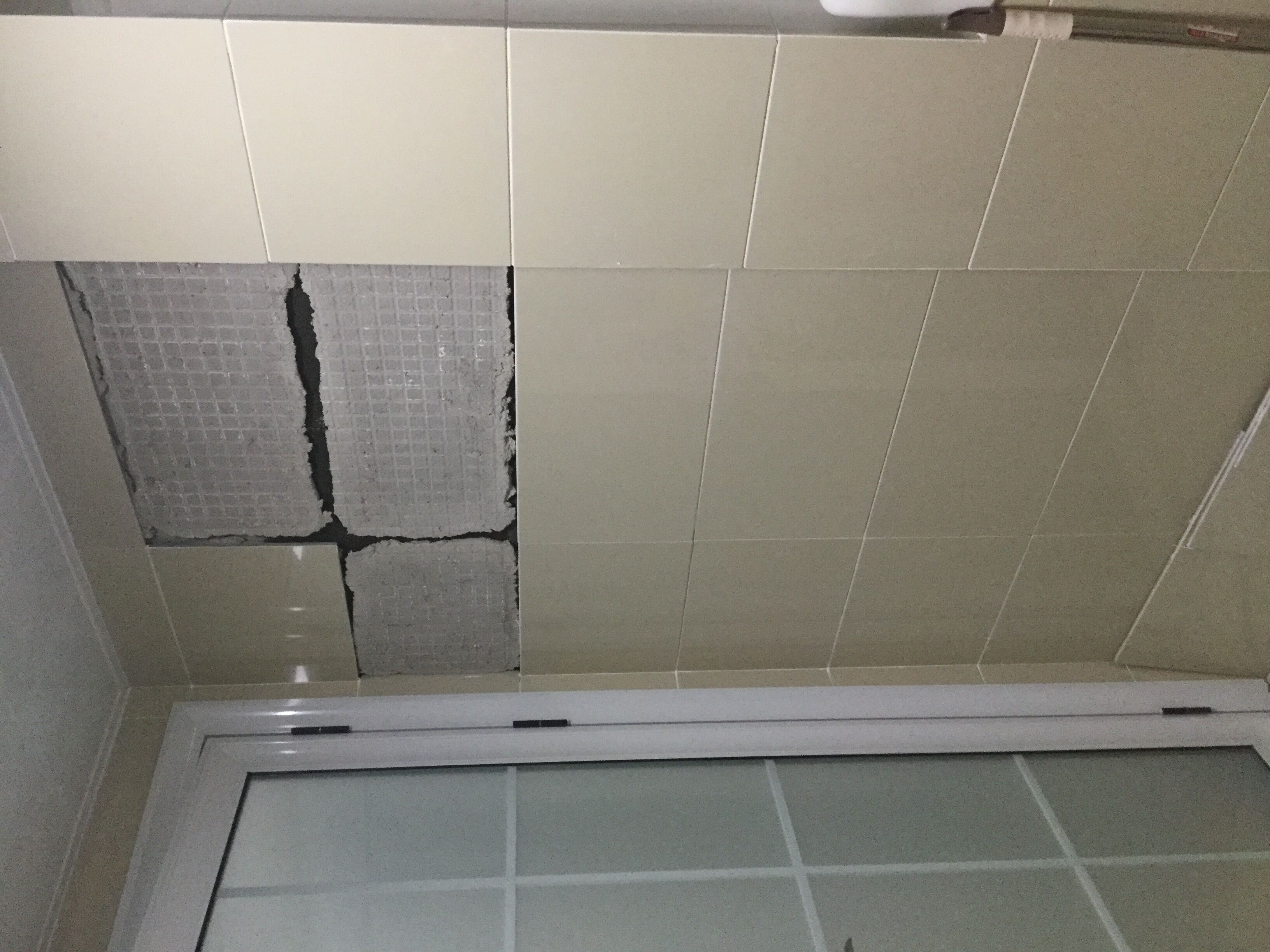 墙砖脱落(墙砖脱落最简单的修补方法)